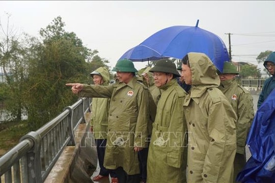 Lãnh đạo Bộ Nông nghiệp và Môi trường kiểm tra, chỉ đạo khắc phục thiên tai tại Huế