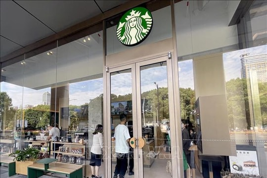 Starbucks cạnh tranh khốc liệt tại thị trường tỷ dân