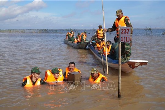 Phối hợp tuần tra song phương, kiểm tra cột mốc biên giới trong mùa lũ