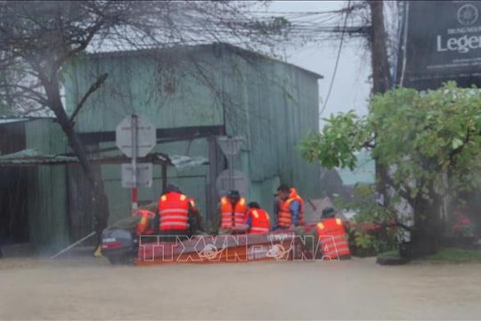 Mưa trắng trời, chính quyền địa phương gồng mình cứu dân