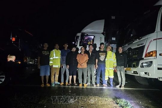 Cơ bản khắc phục đoạn sạt lở Quốc lộ 27C, giải cứu nhiều người và phương tiện mắc kẹt