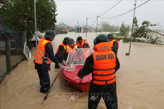 Gia Lai nỗ lực giúp dân di dời khỏi vùng ngập lụt