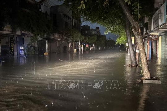 Nhà cửa, đường sá ở Đắk Lắk ngập sâu trong đêm do mưa lũ