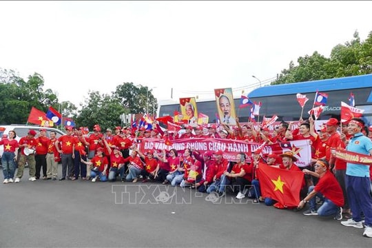 Cổ động viên Việt Nam 'tiếp lửa' cho đội tuyển quốc gia tại Viêng Chăn