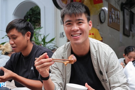 Quán ngan cháy tỏi ở Hà Nội ra đời từ lần bán ế, khách xếp hàng kín đường