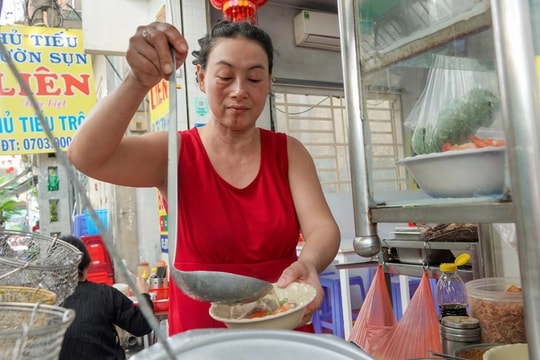 Rau tăng giá nhanh hơn… vàng, chủ quán ăn như ngồi trên lửa