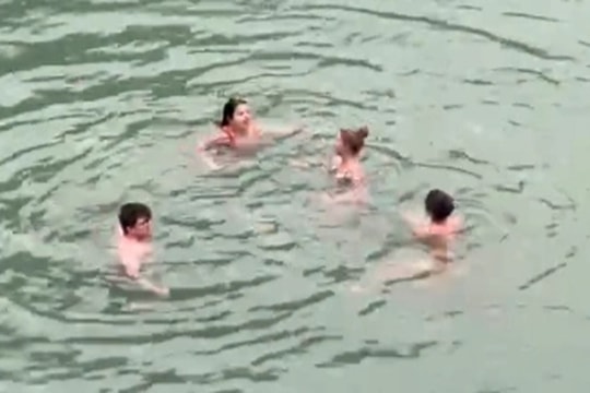 Nhóm khách Tây tắm sông ở Hà Giang khi nhiệt độ hạ hơn 10 độ C