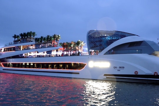 Bên trong du thuyền hơn 11 triệu USD hình cá heo trên vịnh Hạ Long