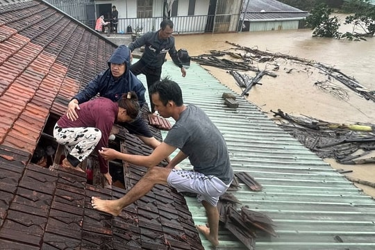 Đêm trắng phá mái nhà, kết bè cứu nhau trong lũ