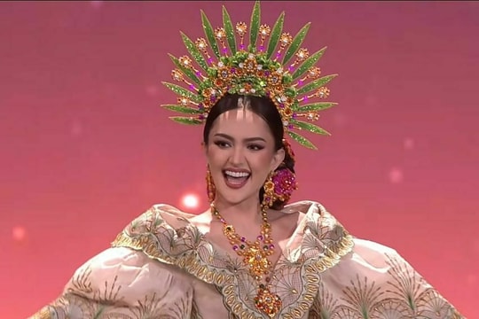 Trang phục dân tộc đa sắc màu của thí sinh Miss Universe