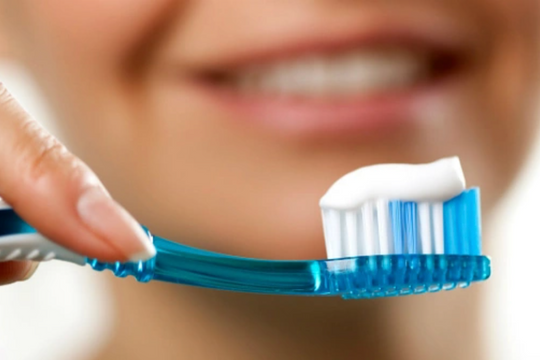 ​Sau khi thức giấc nên đánh răng hay uống nước trước?