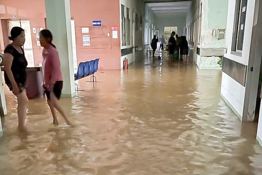 Bệnh viện ở Quy Nhơn ngập lụt, bệnh nhân phải di dời