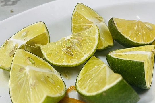 Bôi nước cốt chanh diệt được virus dại không?