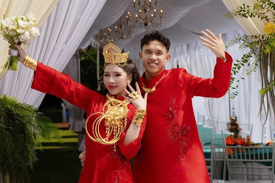 Tuyển thủ Việt Nam gây sốt với đám cưới 'cô chủ tiệm vàng'