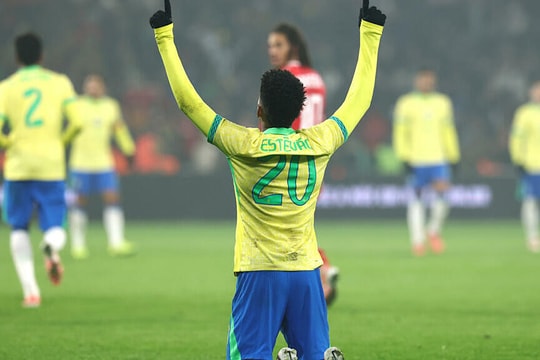 Ngôi sao 18 tuổi giải cứu Brazil