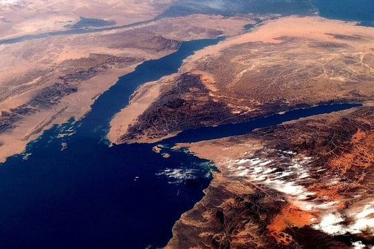 Vịnh ngăn cách châu Phi và châu Á đang mở rộng