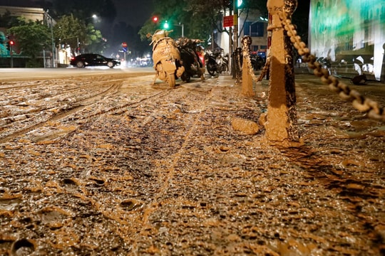 Tài xế làm rơi bùn xuống phố bị xử phạt