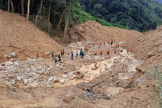 Tìm thấy thi thể đầu tiên trong vụ sạt lở ở Đà Nẵng