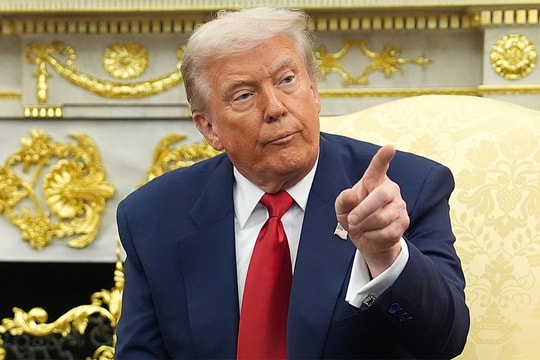 Ông Trump chỉ trích phóng viên, dọa tước giấy phép đài truyền hình Mỹ