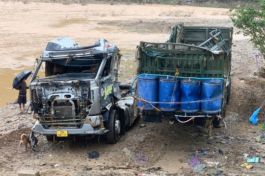 Trục vớt xe đầu kéo bị lũ cuốn ở Quảng Trị