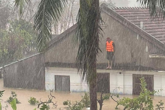 Người dân Gia Lai, Đăk Lăk leo nóc nhà chờ cứu hộ