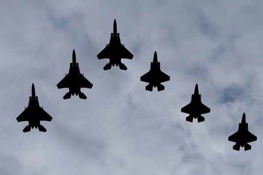 Mỹ bắn đại bác, điều tiêm kích F-35 chào đón Thái tử Arab Saudi