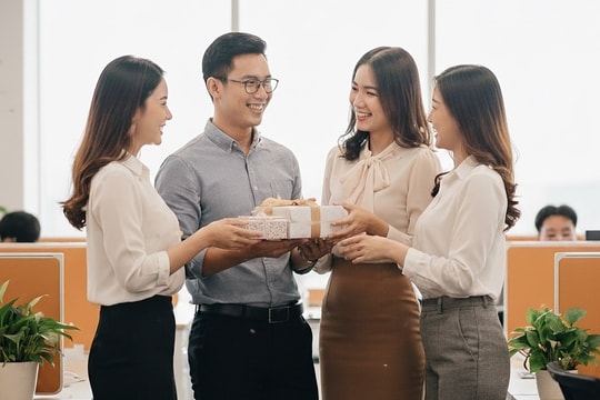 Áp lực chị em góp tiền tặng quà đồng nghiệp nam ngày Đàn ông 19/11