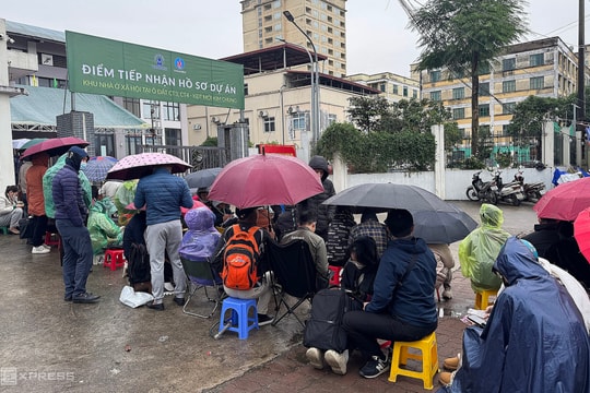 Vì sao hàng trăm người đội mưa rét, chen nhau suất mua nhà xã hội ở Hà Nội?