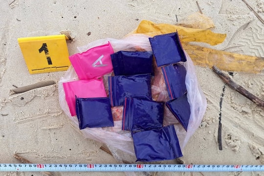 10 gói nghi ma túy dạt vào bờ biển Quảng Trị