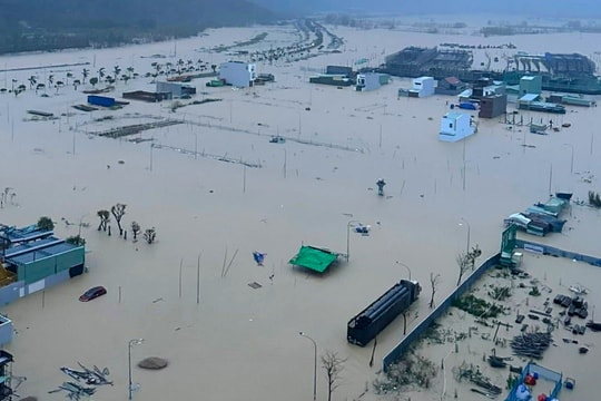 Mưa lũ nhấn chìm Quy Nhơn, Nha Trang