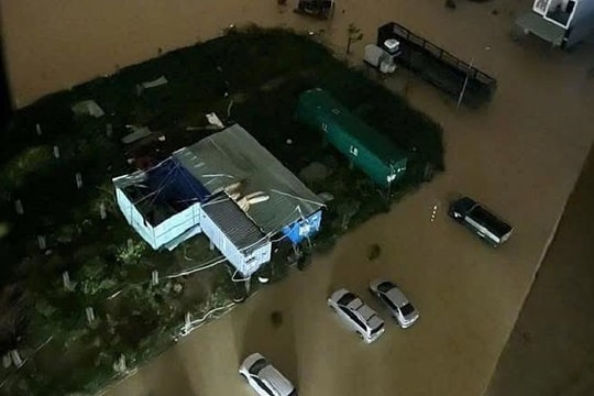 Nước ngập gần tới nóc nhà, người Quy Nhơn kêu cứu