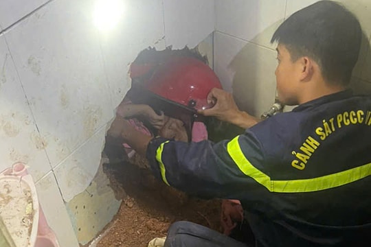 Phá tường cứu bé gái ở Đà Lạt bị vùi lấp do sạt lở