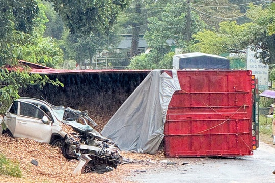 Container lật đè bẹp ôtô, ba người trọng thương