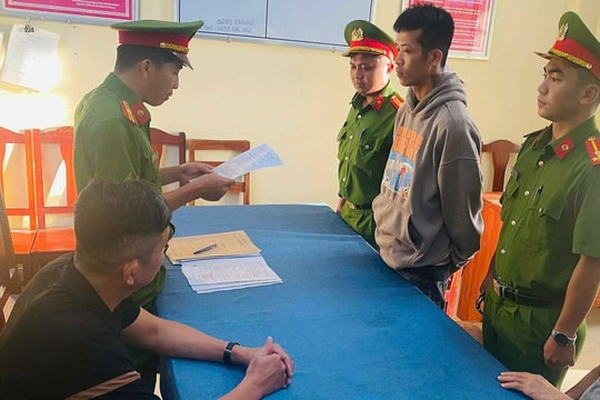 Chém người tiểu bậy trước cửa nhà