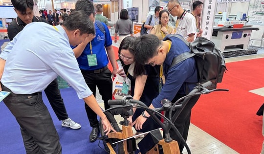 Xe máy điện khung gỗ do sinh viên chế tạo khiến dân tình trầm trồ