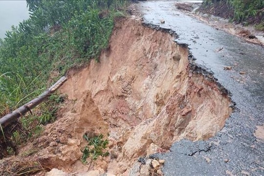 Bé gái bị đất đá sạt lở vùi lấp ở Xuân Trường - Đà Lạt đã qua cơn nguy kịch