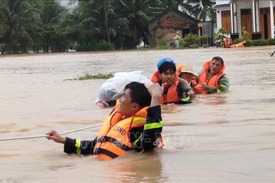Khánh Hòa: Điều động lực lượng ứng cứu người dân bị ngập lụt