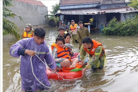 Dốc toàn lực ứng cứu người dân vùng ngập lụt Khánh Hòa