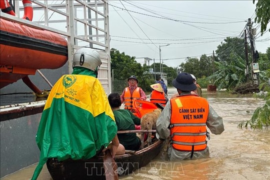 Cảnh sát biển và lực lượng cứu hộ cứu hàng trăm người bị cô lập