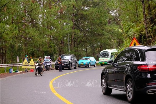 Đèo Mimosa sạt lở nghiêm trọng, phân luồng xe hướng khác vào trung tâm Đà Lạt