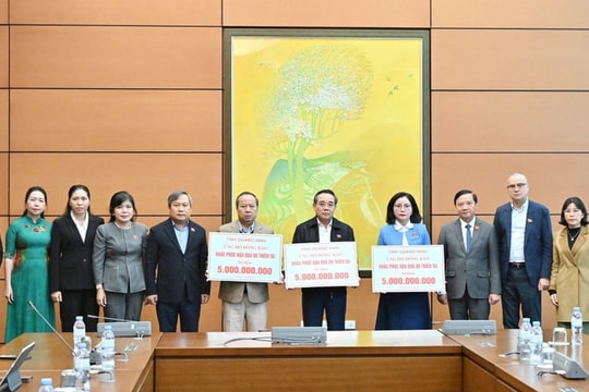 Lễ trao tặng kinh phí hỗ trợ 3 địa phương bị ảnh hưởng bởi mưa lũ