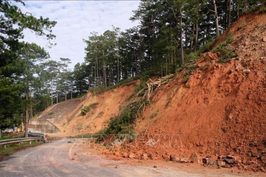 Phong toả một làn đường Quốc lộ 1 qua Lâm Đồng bị vướng đá lớn