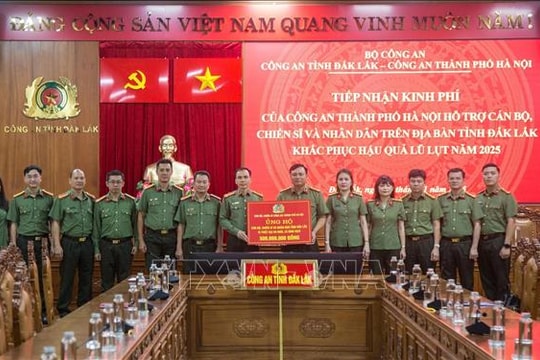 Công an thành phố Hà Nội hỗ trợ nhân dân Đắk Lắk khắc phục hậu quả lũ lụt