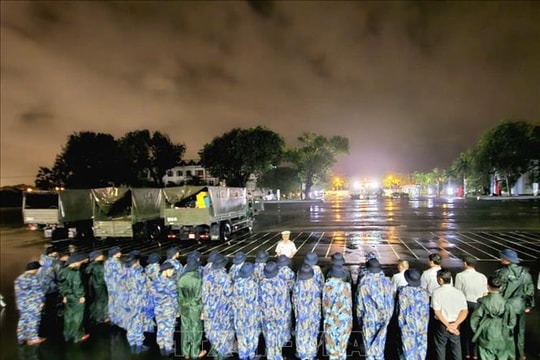 Trên 7.700 lượt cán bộ, chiến sĩ giúp nhân dân khắc phục hậu quả mưa lũ