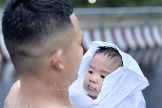 Đắk Lắk: Di dời thêm nhiều người dân vùng lũ nhưng vẫn còn nhà dân bị cô lập