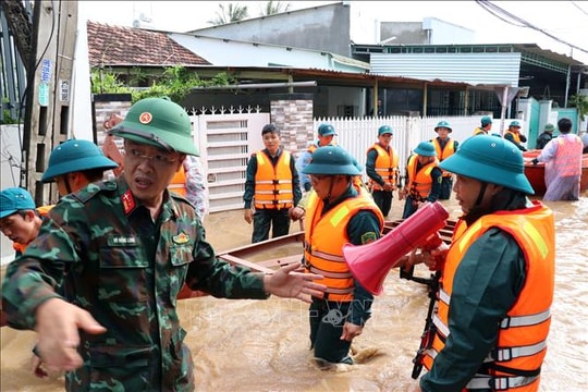 Chạy đua với thời gian để cứu giúp người dân bị ảnh hưởng mưa lũ