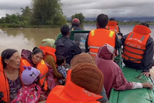 Vùng 4 Hải quân hỗ trợ nhân dân vùng mưa lũ