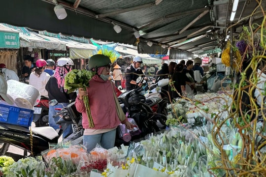 Thị trường hoa tươi ngày 20/11: Giá tăng cao, đặt hàng online chiếm đa số