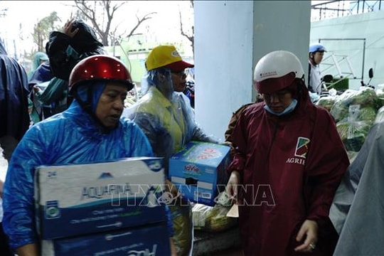 Những câu chuyện ấm lòng trong mưa lũ