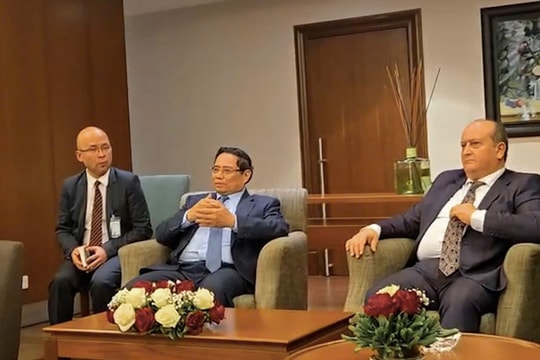 Thủ tướng Phạm Minh Chính và Thủ tướng Algeria làm việc với các doanh nghiệp